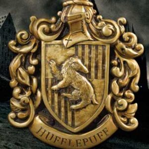 Escudo de pared the noble collection harry potter casa hufflepuff resina 20 x 28 cm